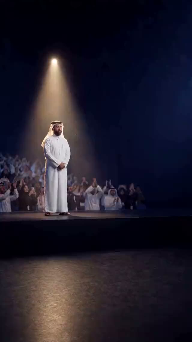 د. بدر الهاجري على مسرح مؤتمرات يستقبل الحضور